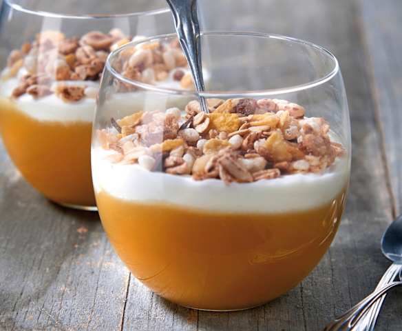 Purea di mela con yogurt e muesli
