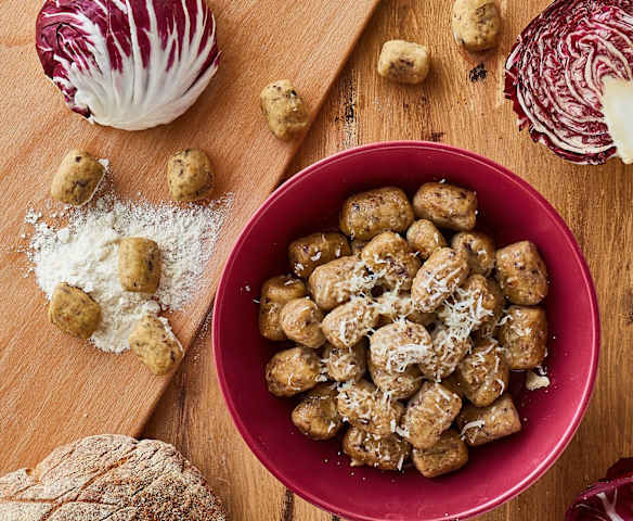 Gnocchi di pane con radicchio e luganega Gnocchi di pane con radicchio e luganega