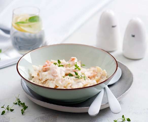 Makaron farfalle z sosem śmietanowym z wędzonym łososiem