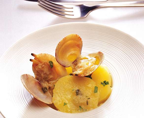 Patatas con almejas
