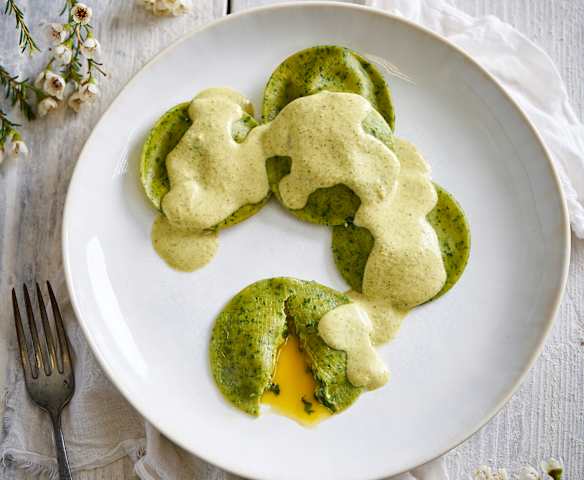 Ravioli com ovo de codorniz e molho de curgete