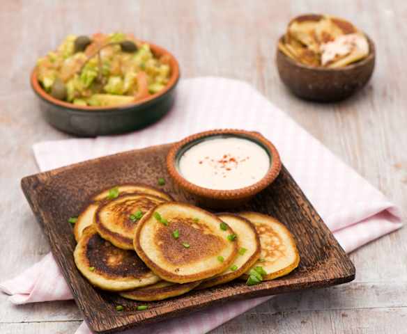 Medaliony ziemniaczane z salsą z pomidorów i awokado