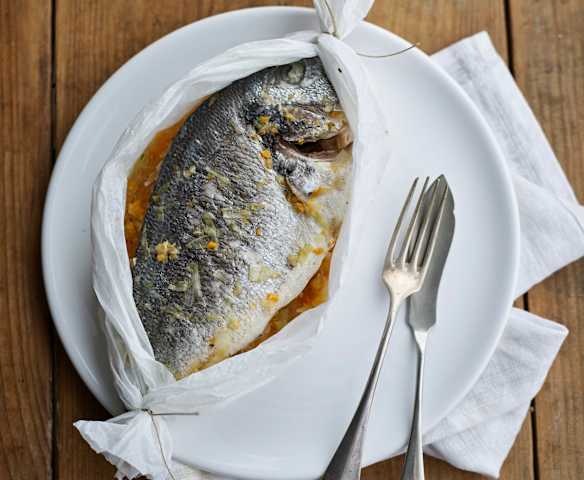 Dourada com legumes em papelote