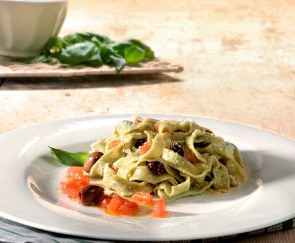Tagliatelle al basilico al sugo di olive e pomodori Tagliatelle al basilico al sugo di olive e pomodori