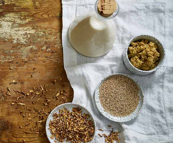 Bebida de sésamo e húmus de amêndoa