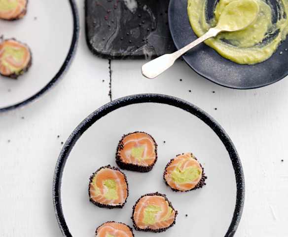 Rolo de salmão com abacate