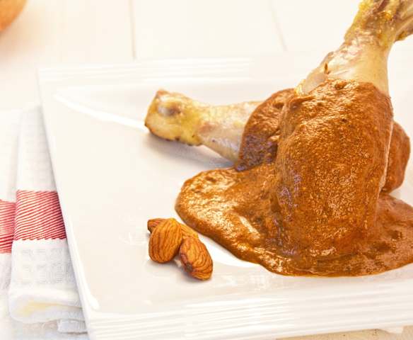 Pollo con mole almendrado