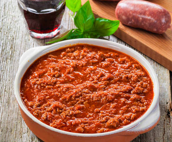 Sos pomidorowy z mięsem (ragù)