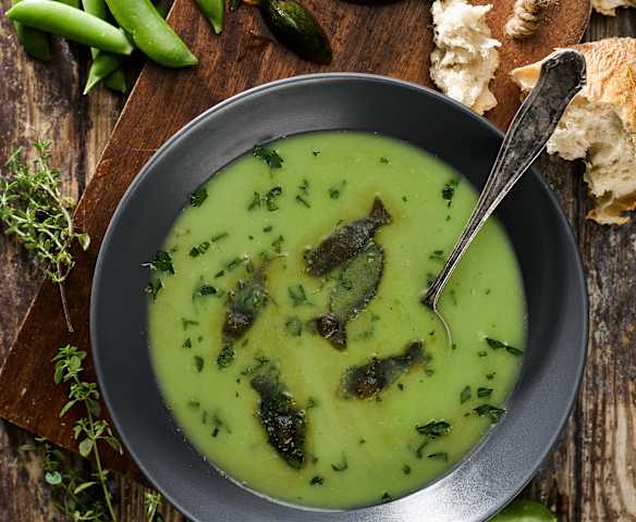 Studená hrášková polévka s bylinkovými ledovými kostkami