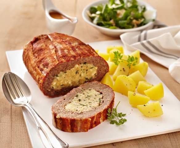 Hackfleischrolle mit Kartoffeln und Rotweinsauce