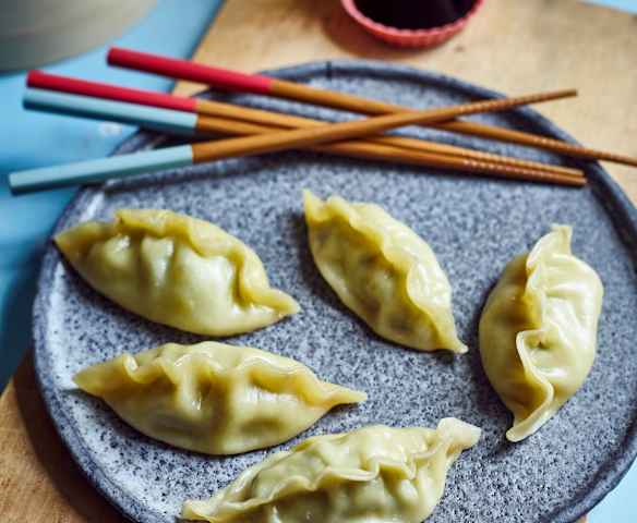Teigtäschchen mit Zucchini und Geflügelhackfleisch (饺子)