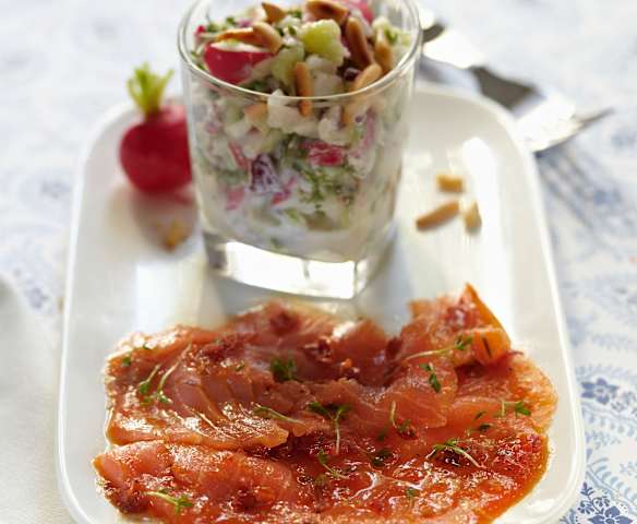 Radieschen-Gurken-Salat mit Räucherlachs