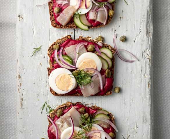 Brot mit Rote Bete und Hering (Smørrebrød) Brot mit Rote Bete und Hering (Smørrebrød)