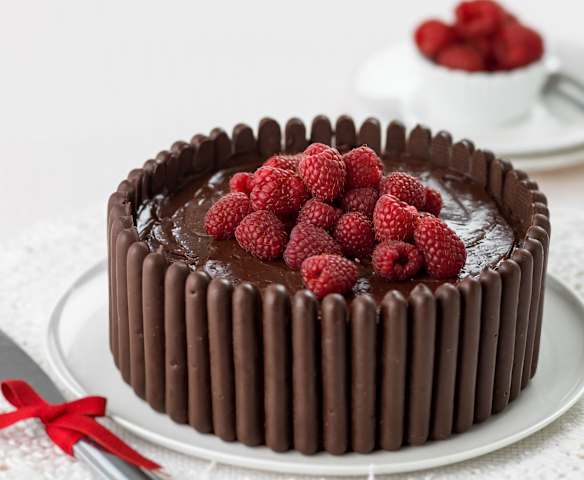 Bolo de chocolate com cobertura de chocolate