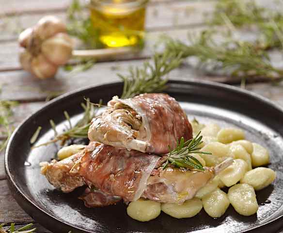 Králík ve slaninové košilce s gnocchi Králík ve slaninové košilce s gnocchi
