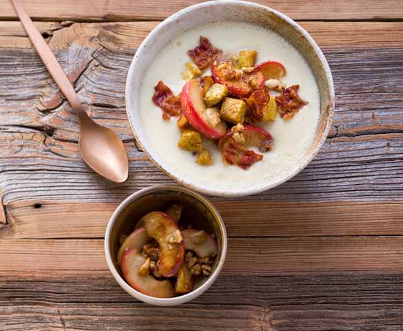 Pastinaken-Porree-Suppe mit Sirup-Äpfeln und Knusperbacon