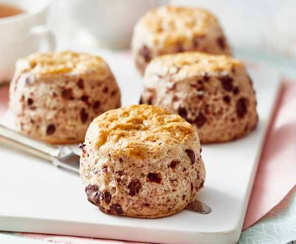 Scones mit getrockneten Kirschen und Schokostückchen