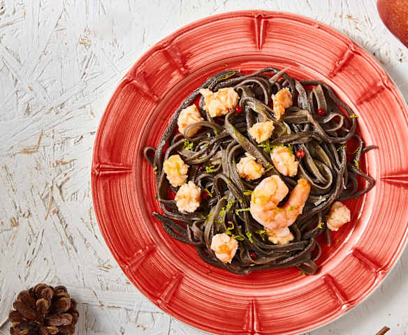 Tagliolini al nero di seppia con sugo ai gamberi