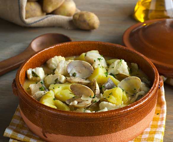 Patatas guisadas con congrio y almejas Patatas guisadas con congrio y almejas