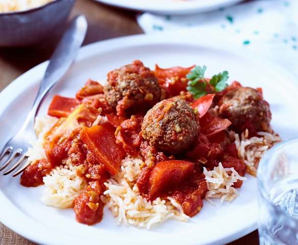 Hackfleischbällchen mit Tomaten-Oliven-Reis
