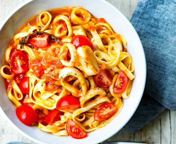 Pâtes à la tomate et aux calamars Pâtes à la tomate et aux calamars