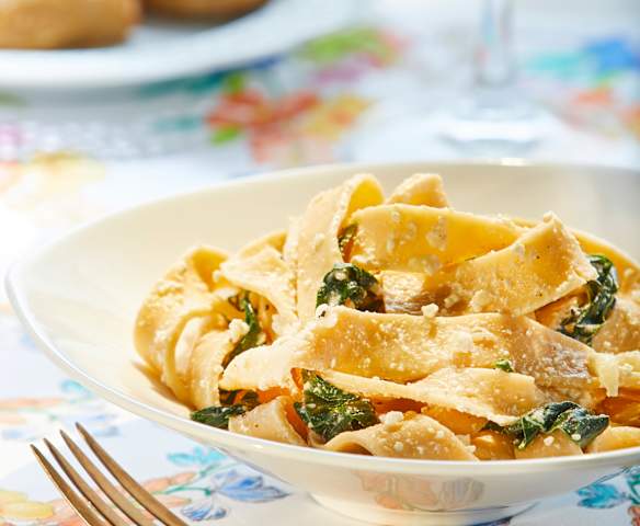 Tallarines de jitomate con espinacas y ricotta