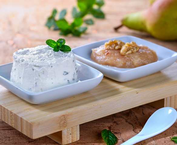 Mousse di formaggio di capra e menta con composta di pere