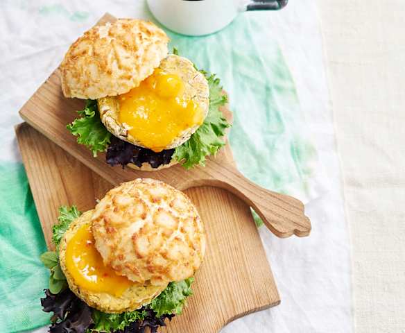 Hambúrgueres de grão e batata-doce com molho de manga