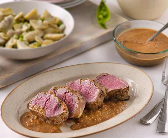 Solomillo de ternera con alcachofas, habas y guisantes