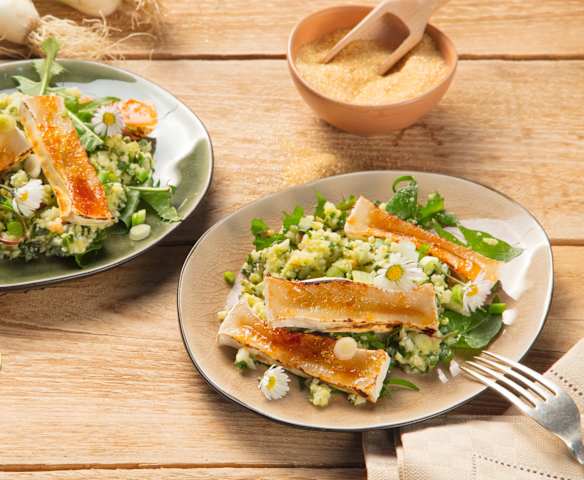 Kohlrabi-Apfel-Rohkost mit Löwenzahn und karamellisiertem Ziegenkäse