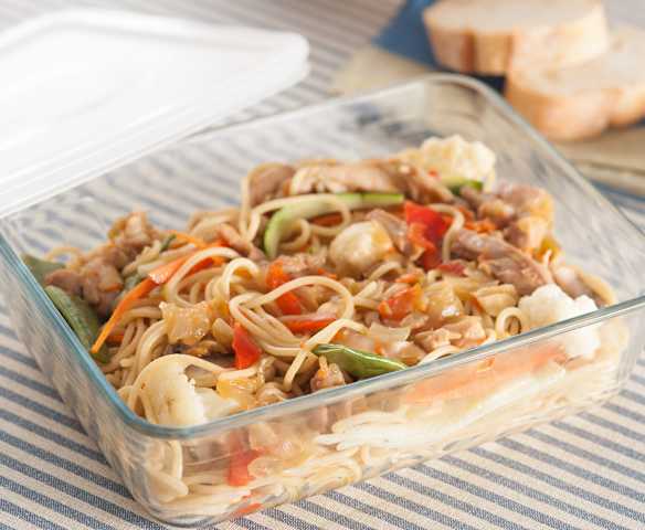 Espaguetis integrales con pollo y verdura Espaguetis integrales con pollo y verdura