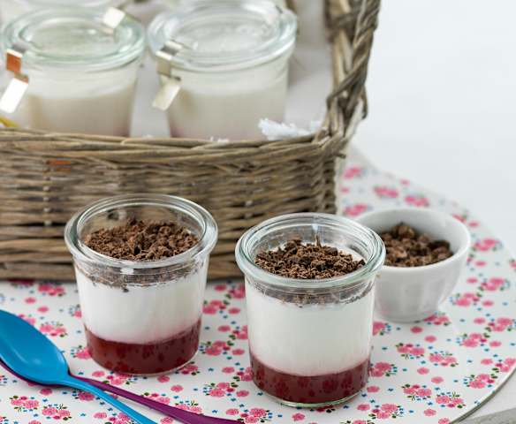 Yogur con coulis de fresa y virutas de chocolate