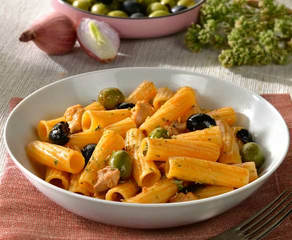 Tortiglioni mit Poulet und schwarzen Oliven