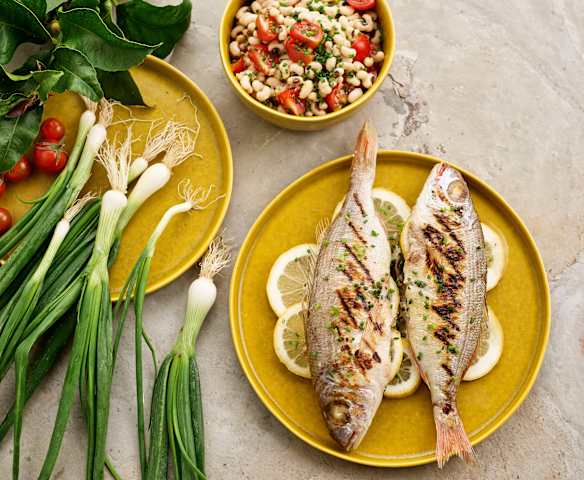 Besugo grelhado com salada de feijão-frade