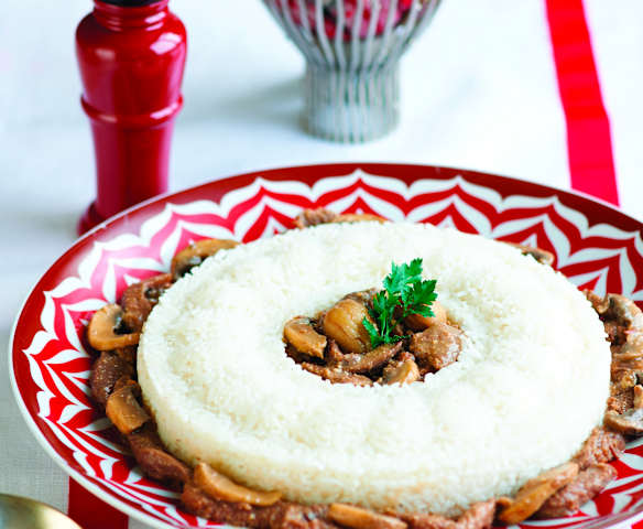 Bifinhos de vaca com cogumelos, bacon e castanhas