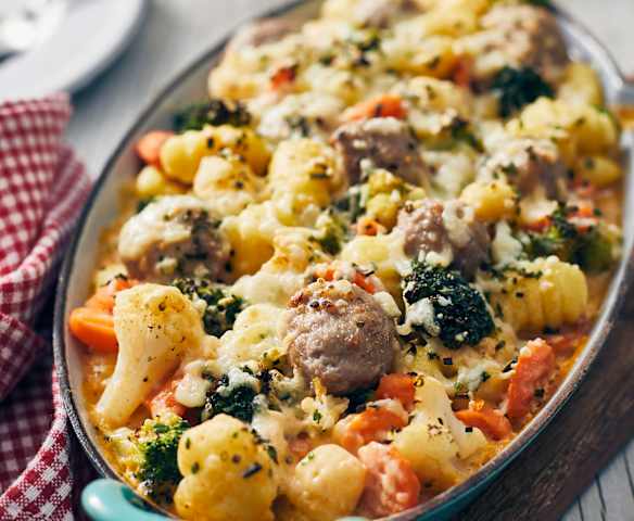 Gnocchi-Bratwurst-Auflauf mit Kaisergemüse