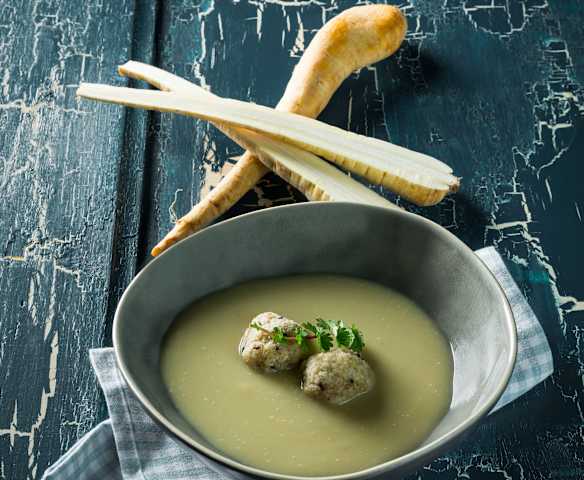Pastinaken-Sesam-Suppe mit Couscousknöderln
