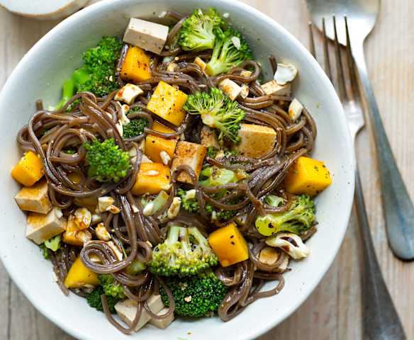 Salade de soba, brocoli, mangue, cajous et tofu