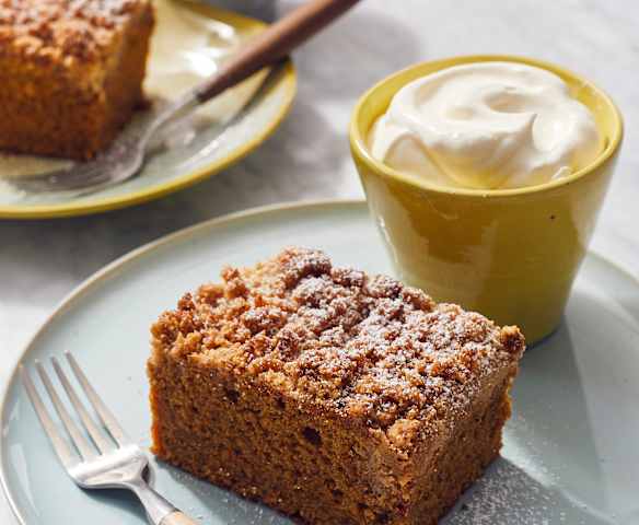 Carrot Cake mit Walnuss-Streuseln