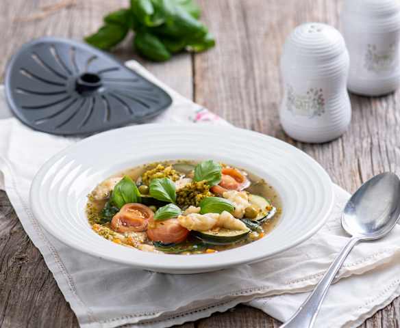 Zupa jarzynowa z kluskami kładzionymi (z osłoną noża miksującego)