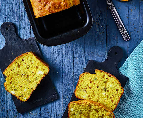 Plumcake salato alla curcuma con quartirolo e olive