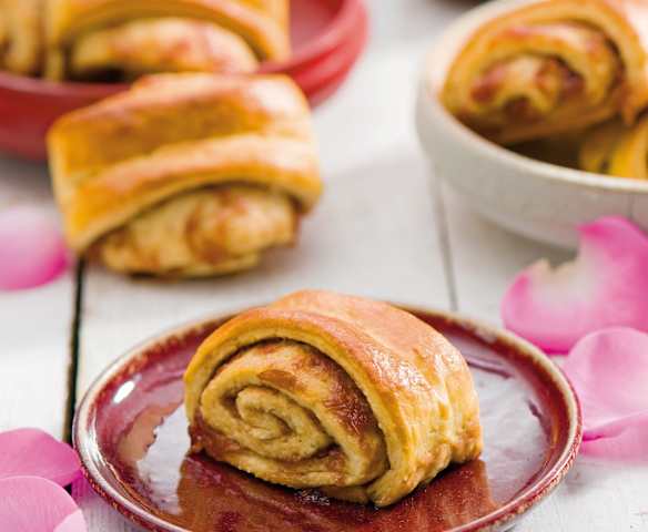 Drożdżówki z nadzieniem z płatków róż