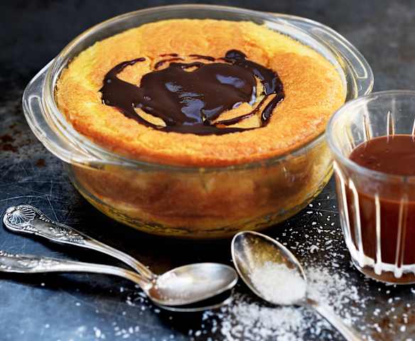 Soufflé à la noix de coco, sauce chocolat