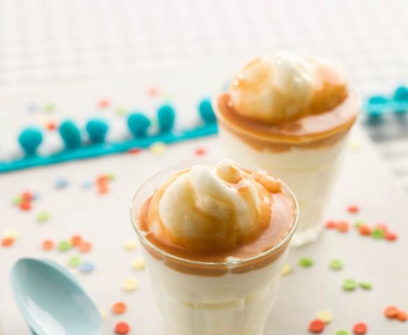 Gelado de iogurte com molho de caramelo