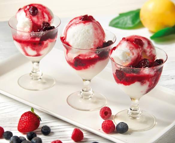 Sorbetto ai limoni con salsa ai frutti di bosco