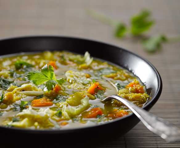 Kari polévka s červenou čočkou a batáty