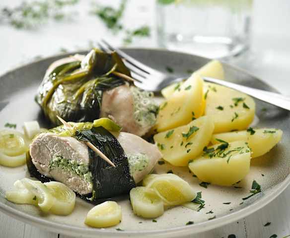 Kuřecí kapsy s pórkem, bylinkami a vařenými bramborami