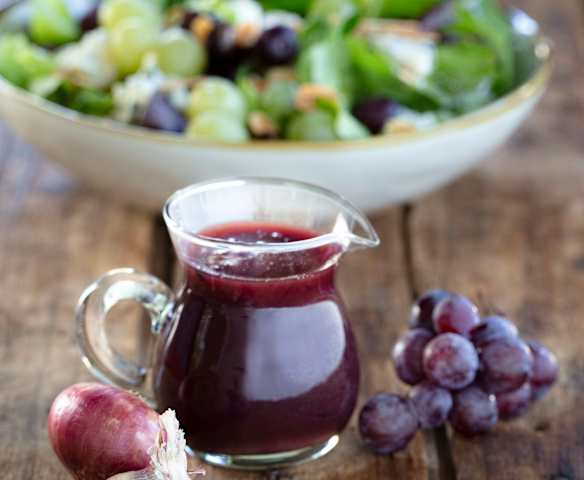 Aliño de vino dulce añejo con ensalada de hojas verdes