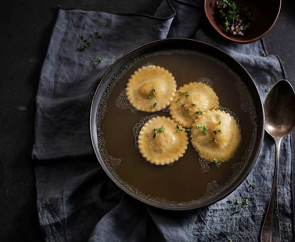 Raviolis de calabaza asada y ricota en caldo de cordero en cocción lenta