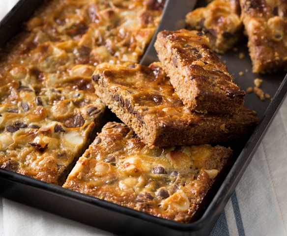 Caramel macadamia slice